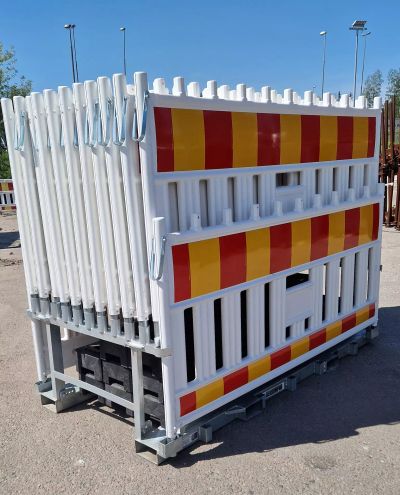40 meter vitt byggarbetsplatsstängsel med kombinerade byggnadsställningar och piedestaler