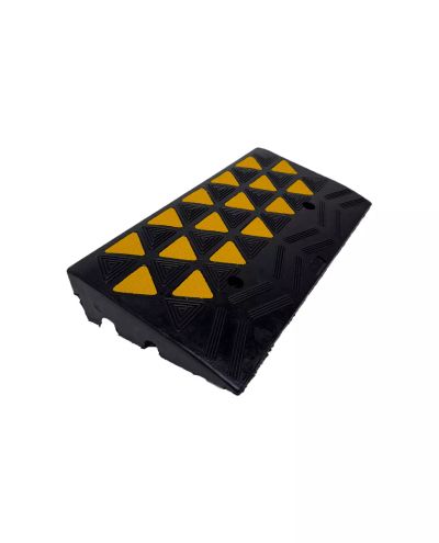 Ramp med kantsten och reflexer, mittstycke 60*30*10cm Ramp med kantsten och reflexer, mittstycke 60*30*10cm